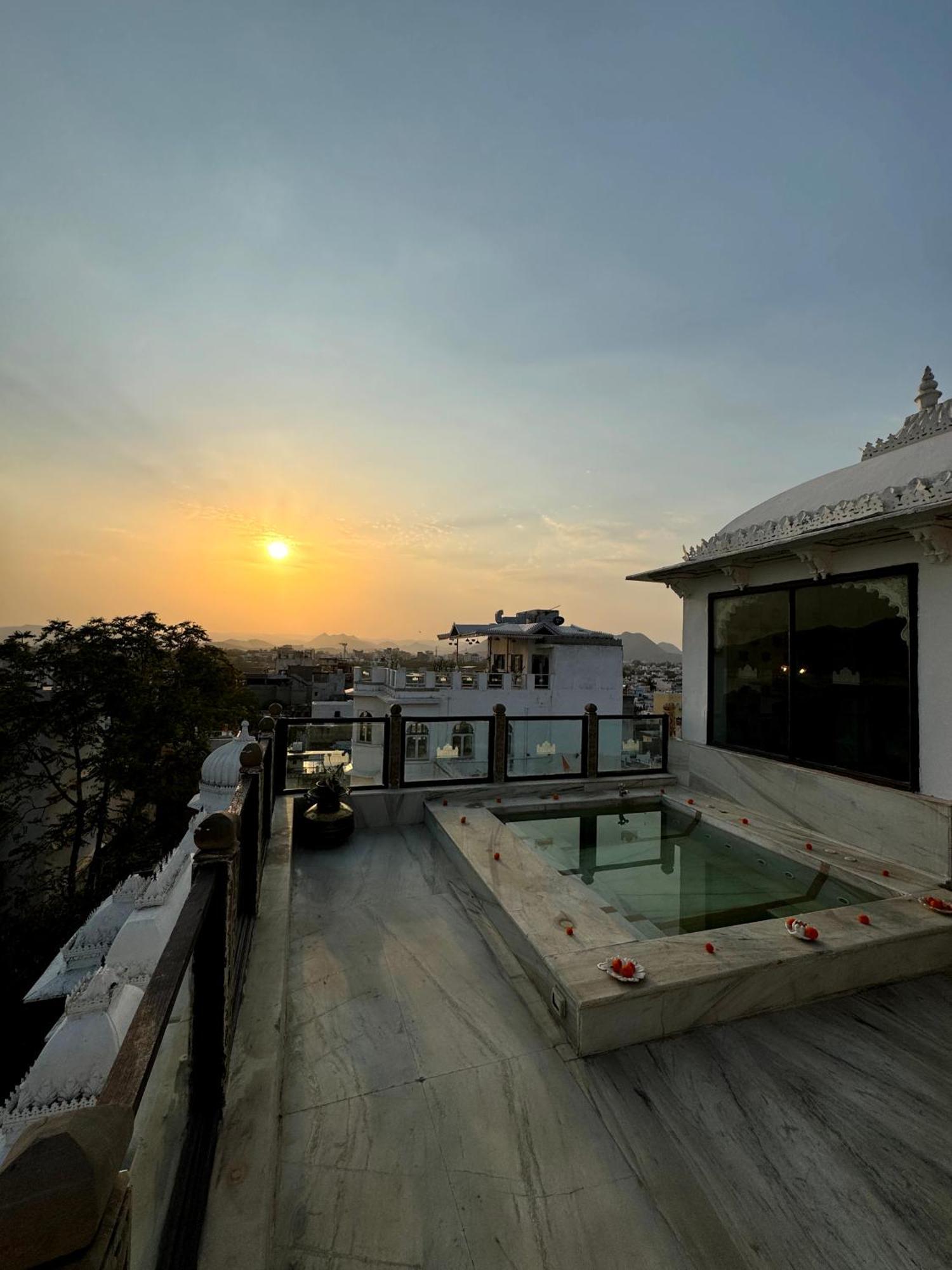 Udai Kothi Hotel Udaipur Bagian luar foto